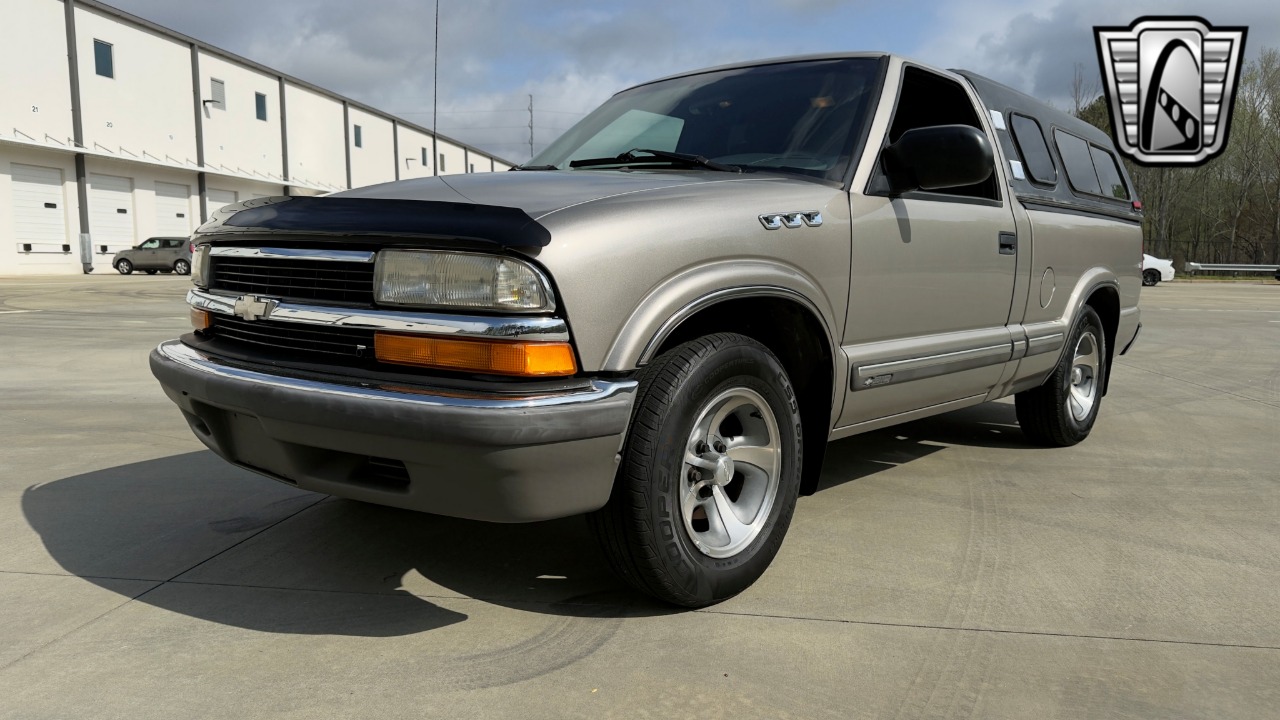 2002 Chevrolet S-10 Pickup 2