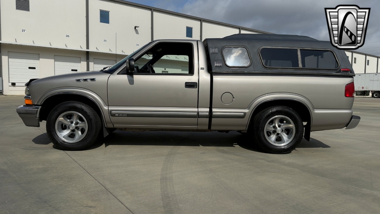 2002 Chevrolet S-10 Pickup 3
