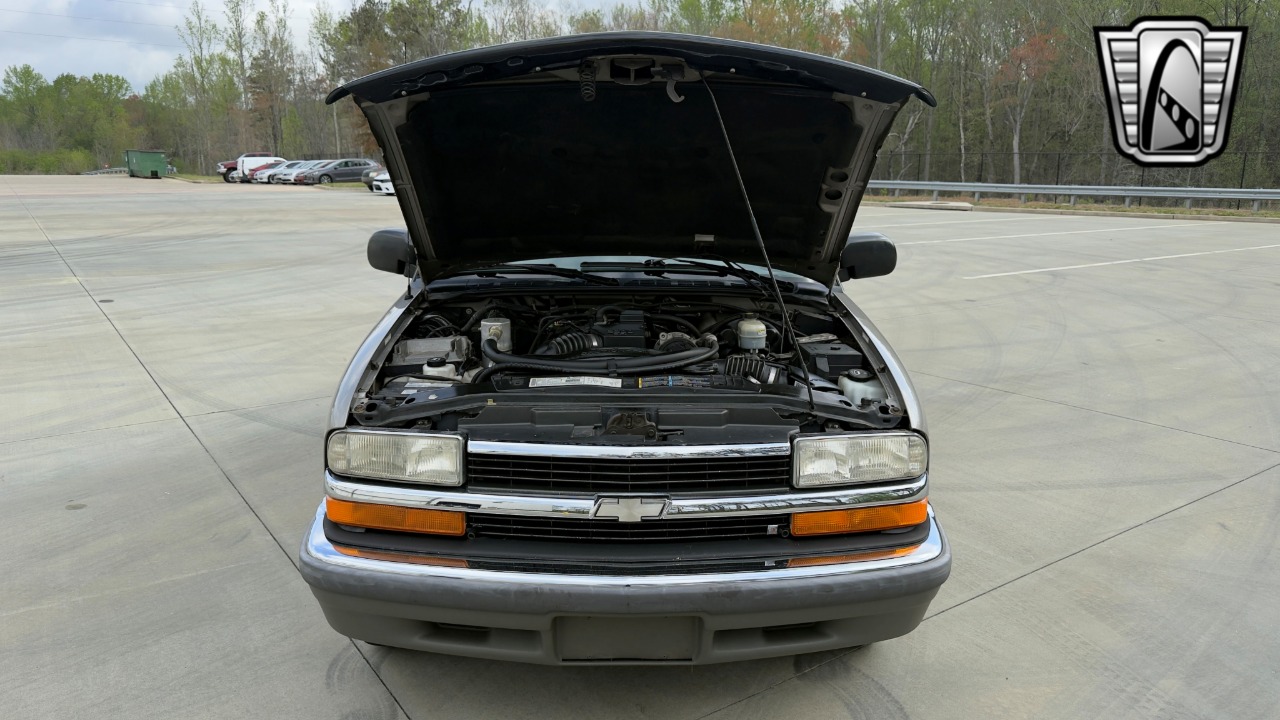 2002 Chevrolet S-10 Pickup 12