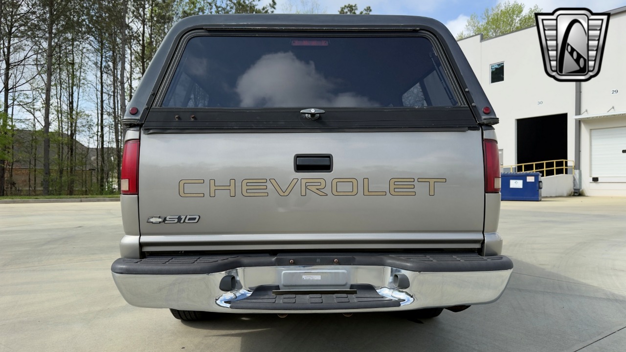 2002 Chevrolet S-10 Pickup 8