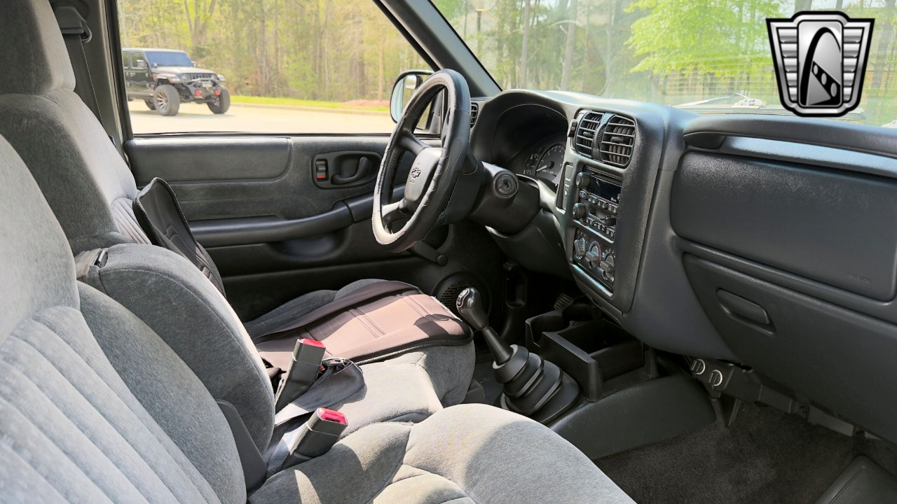 2002 Chevrolet S-10 Pickup 23