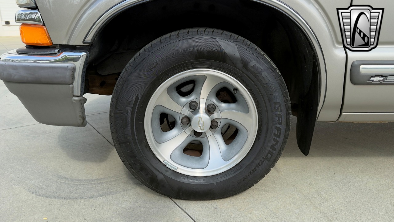 2002 Chevrolet S-10 Pickup 25