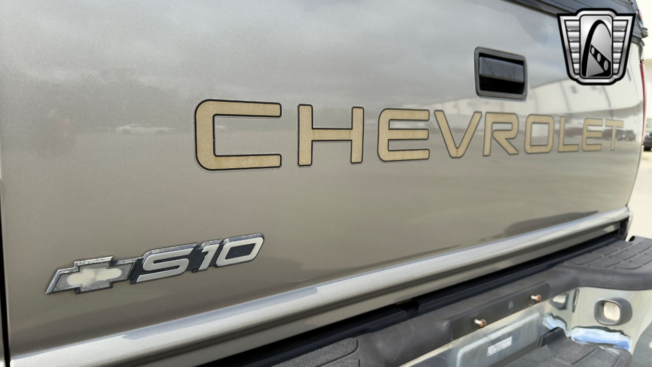 2002 Chevrolet S-10 Pickup 27