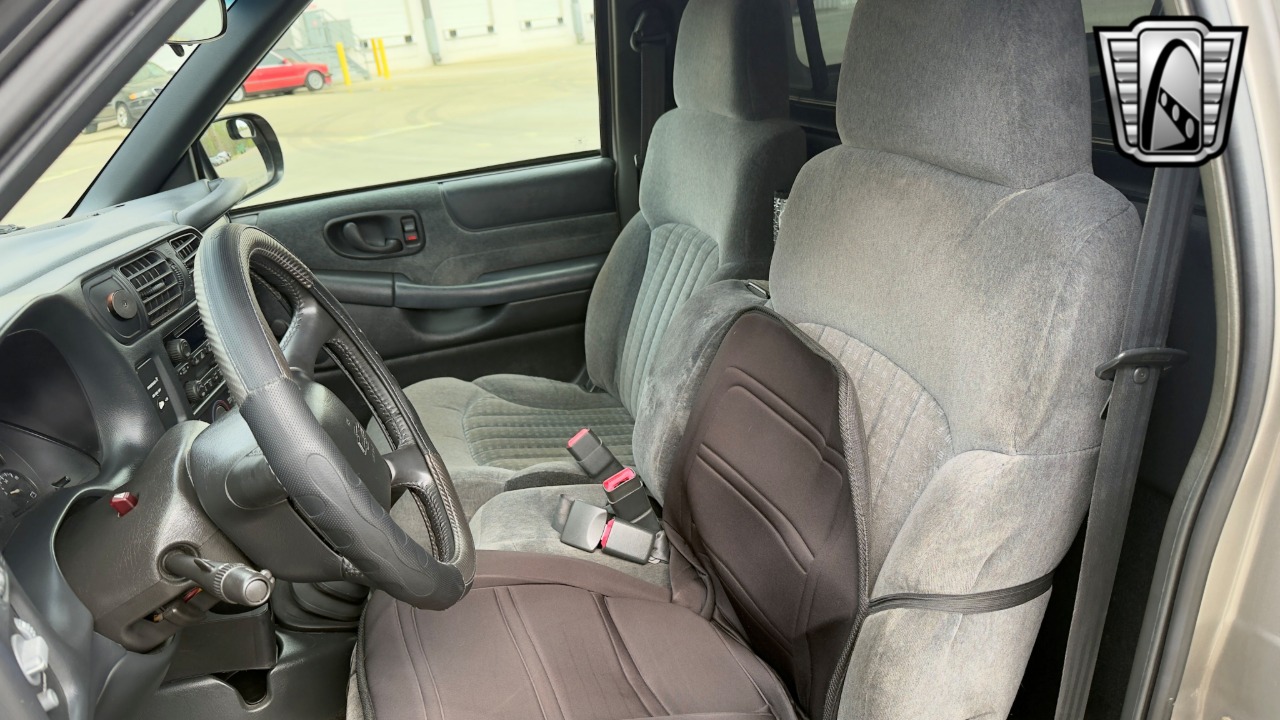 2002 Chevrolet S-10 Pickup 19