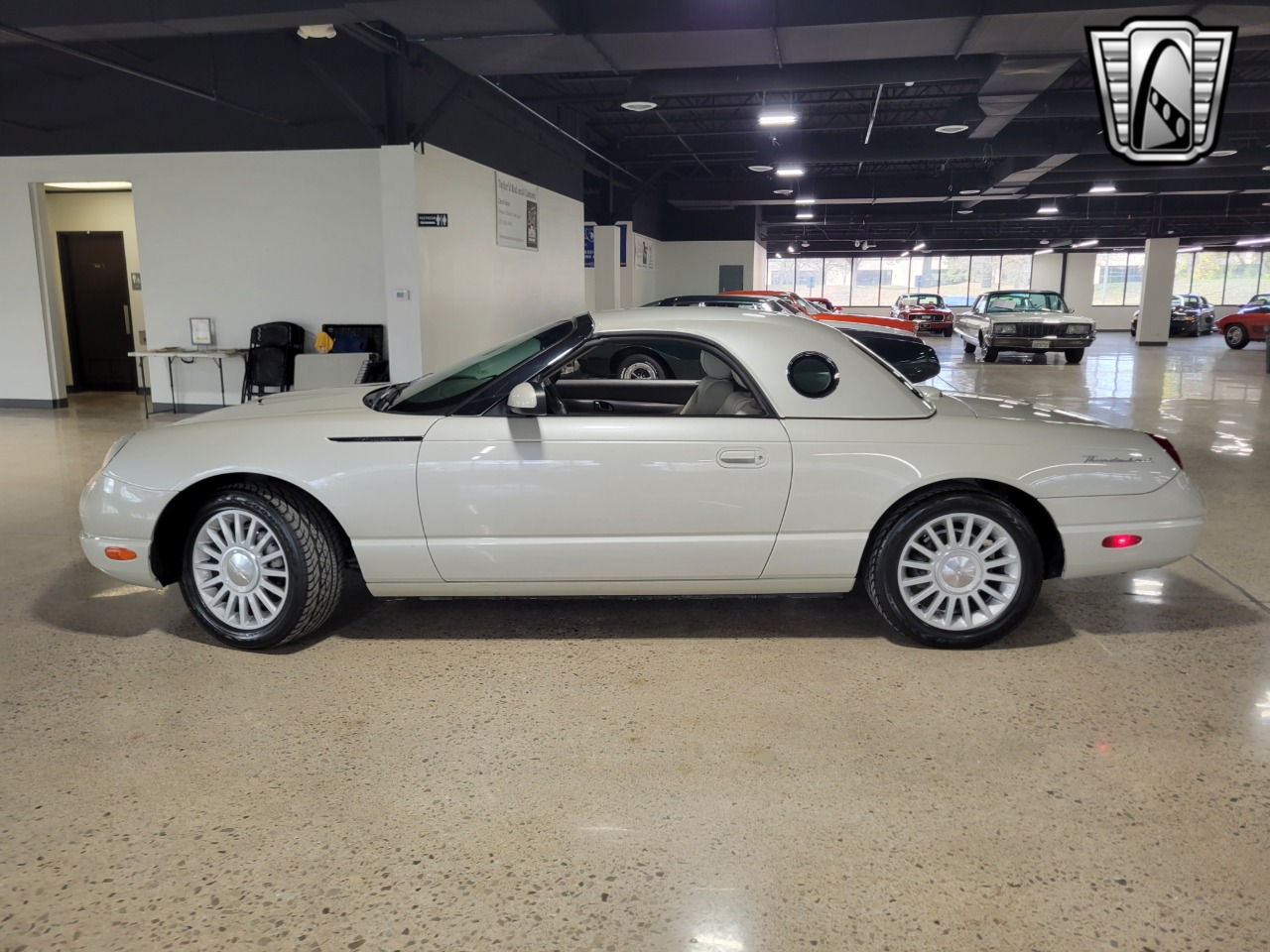 2005 Ford Thunderbird 34