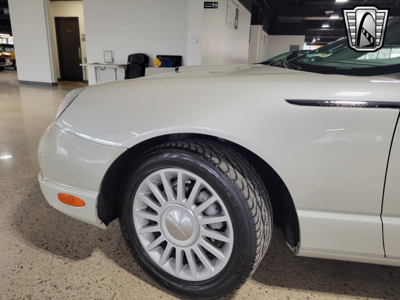 2005 Ford Thunderbird 36