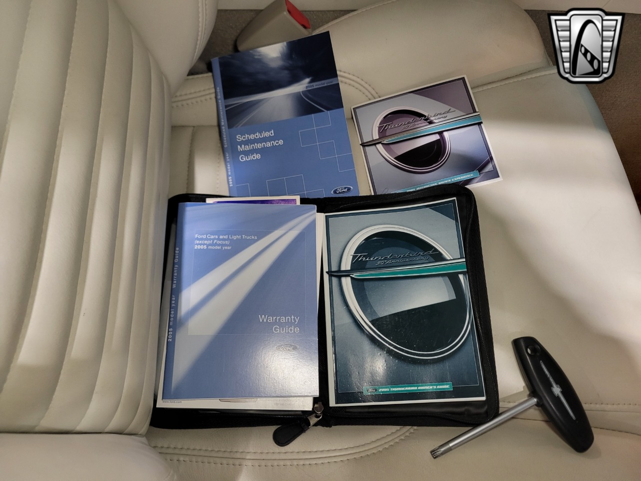 2005 Ford Thunderbird 26