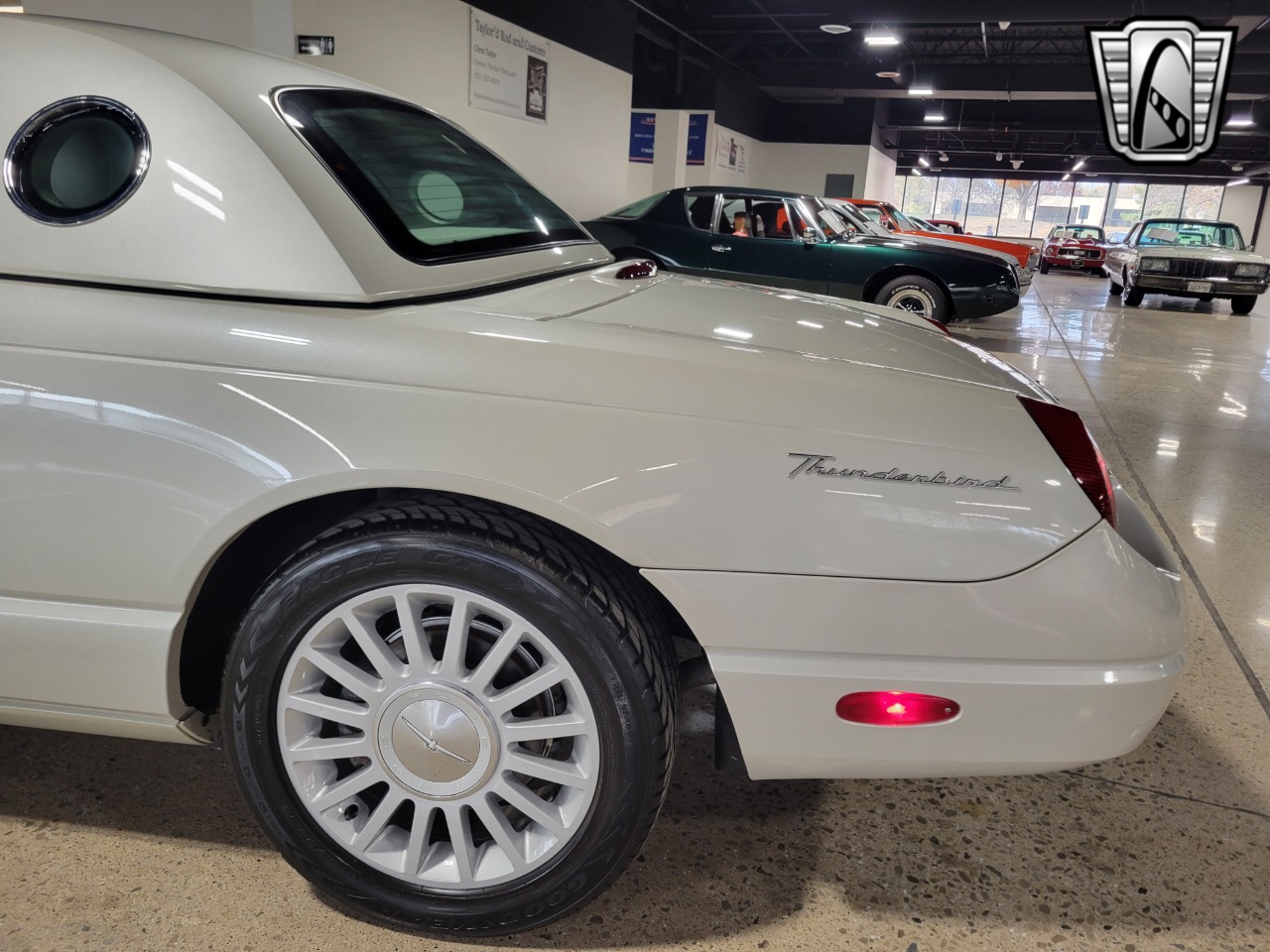 2005 Ford Thunderbird 38