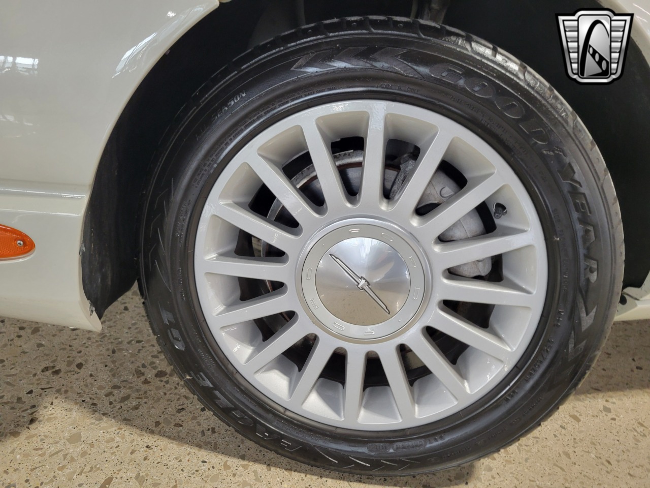 2005 Ford Thunderbird 8