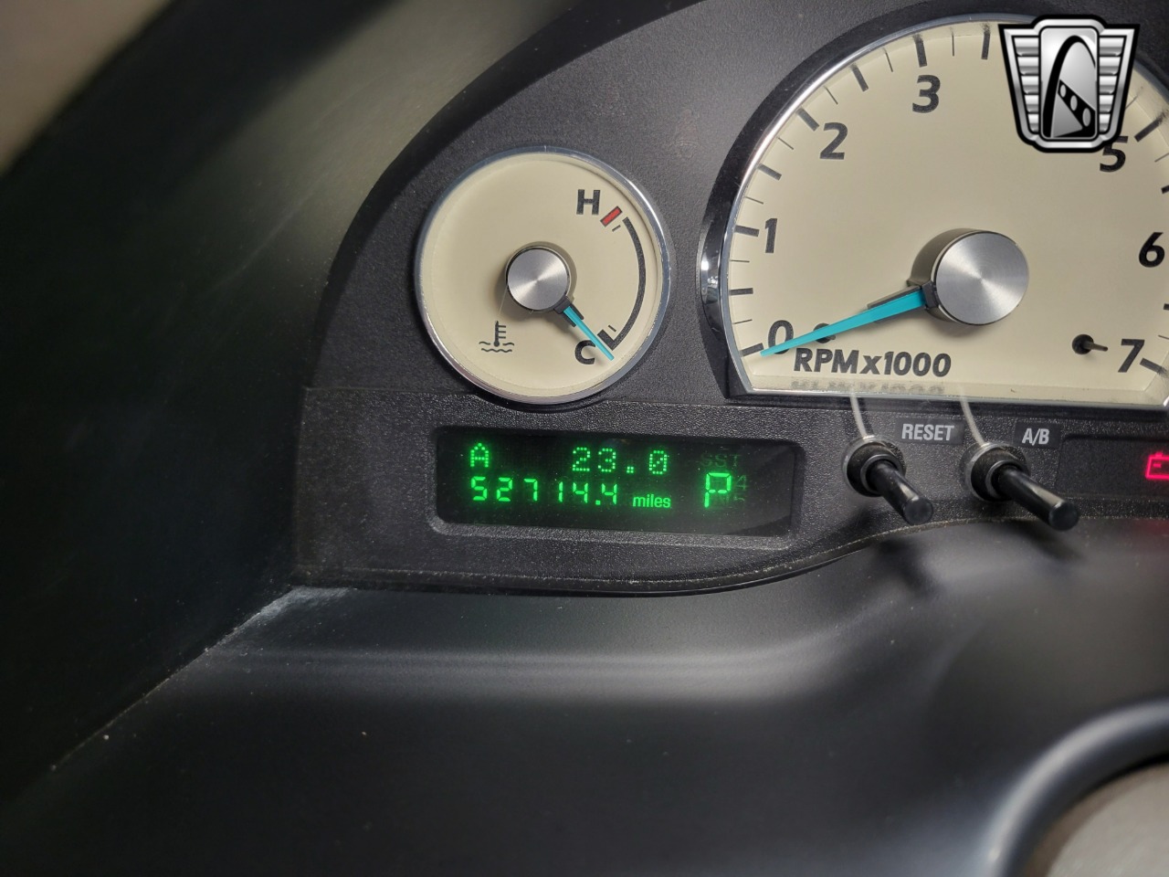 2005 Ford Thunderbird 21