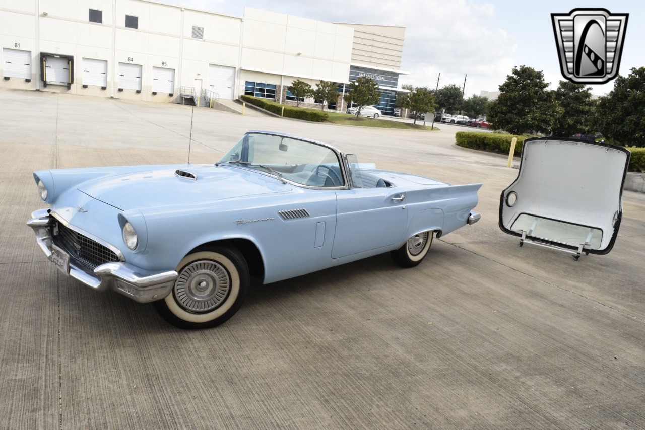 1957 Ford Thunderbird 32