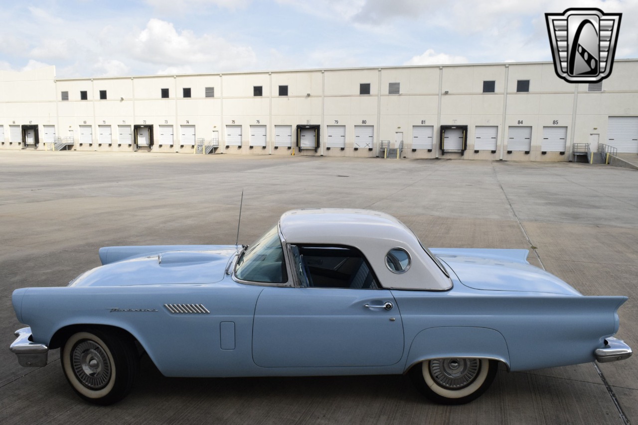 1957 Ford Thunderbird 40