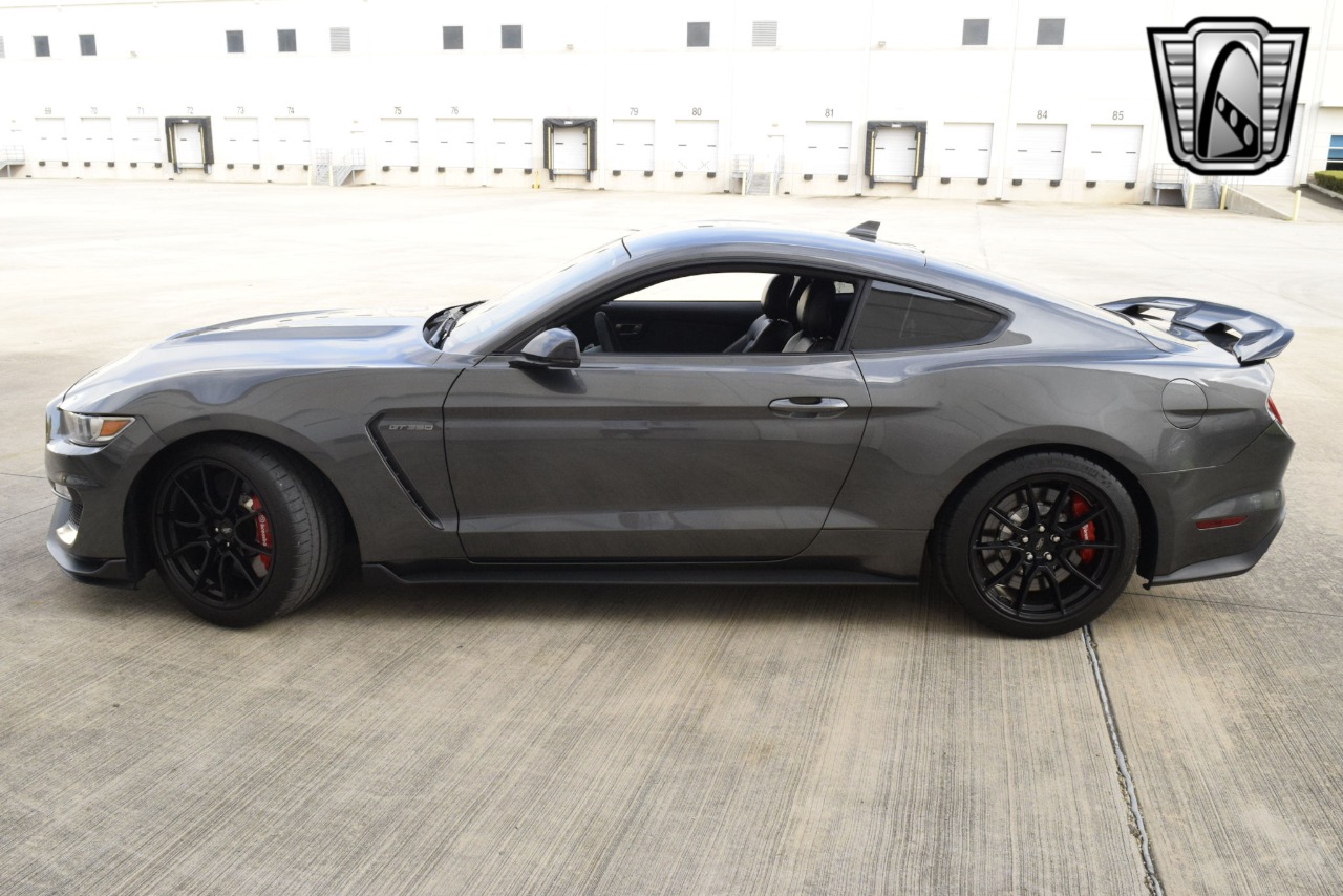 2020 Ford Mustang 2