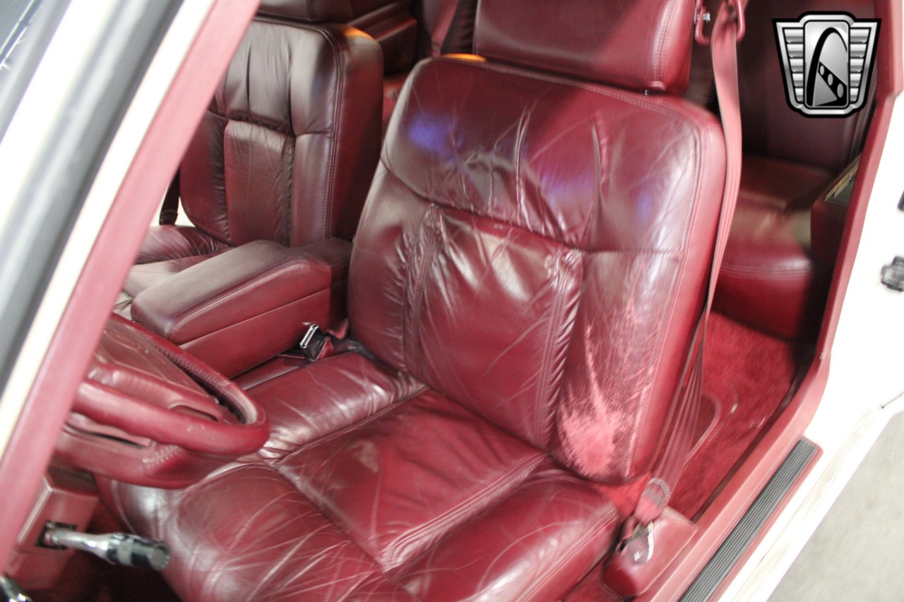 1992 Cadillac DeVille 21