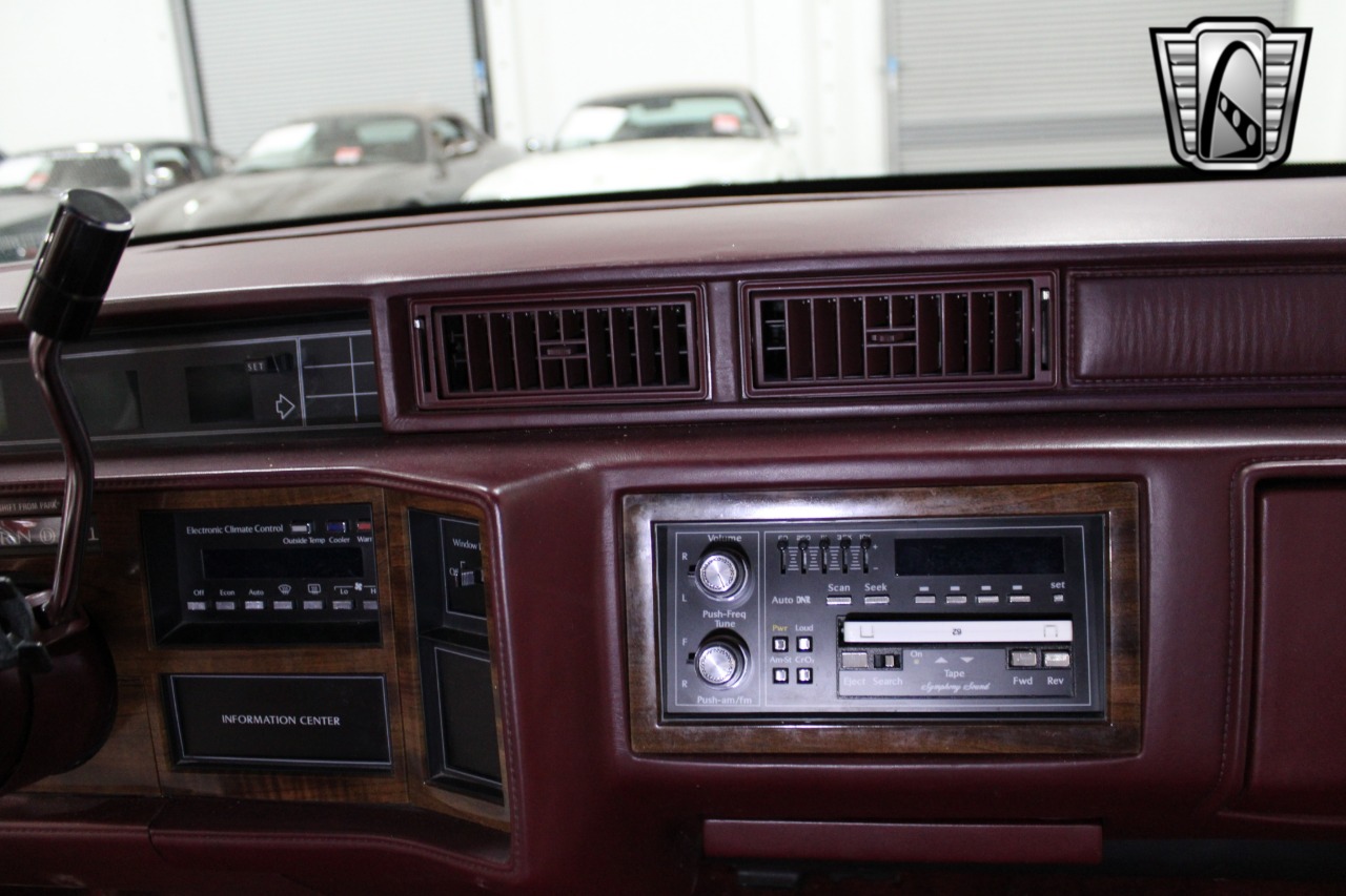 1992 Cadillac DeVille 23