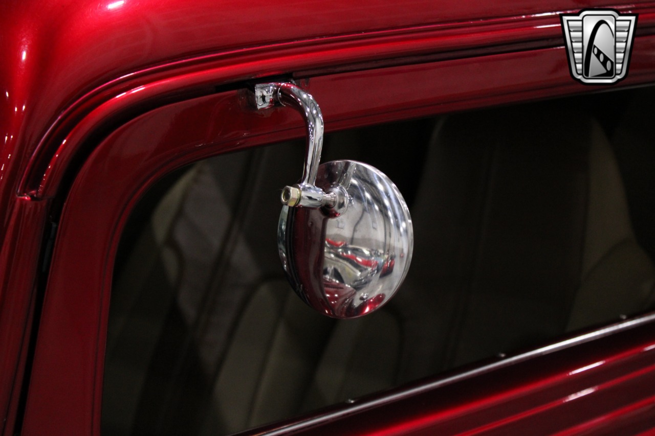 1933 Plymouth Sedan 61